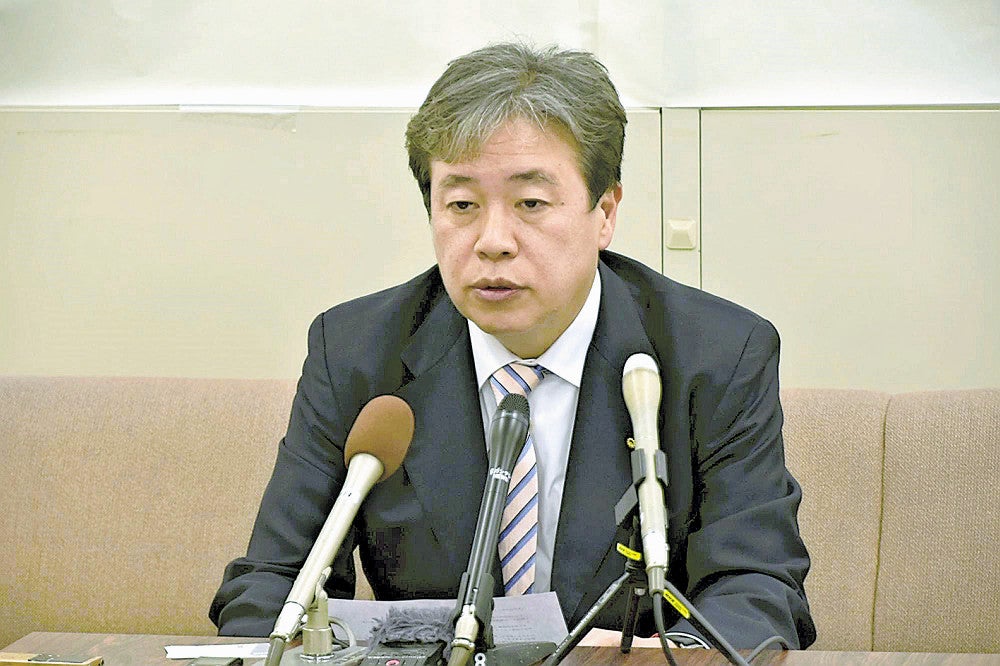 くら替え出馬を断念することを表明した鶴保氏（和歌山市で）