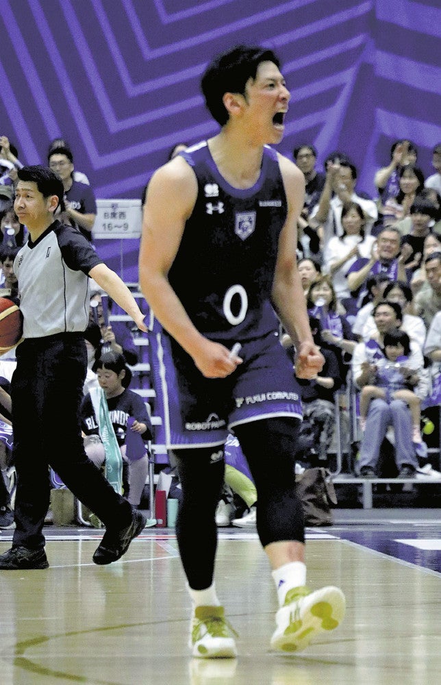 第４Ｑで逆転の３点シュートを決め、喜びを爆発させる細谷選手