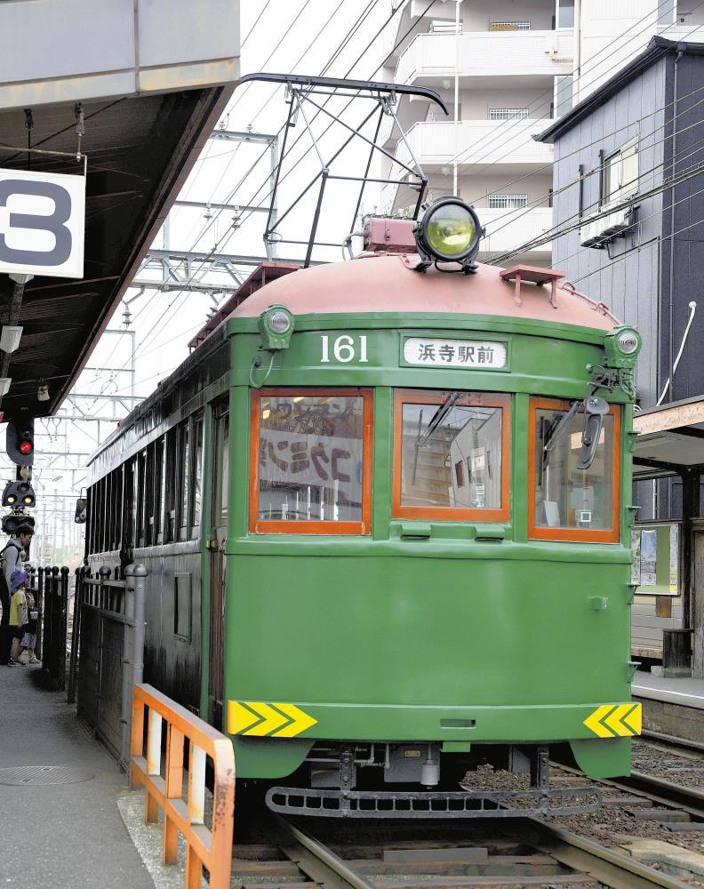 臨時運行している「モ１６１号」（大阪市住吉区で）