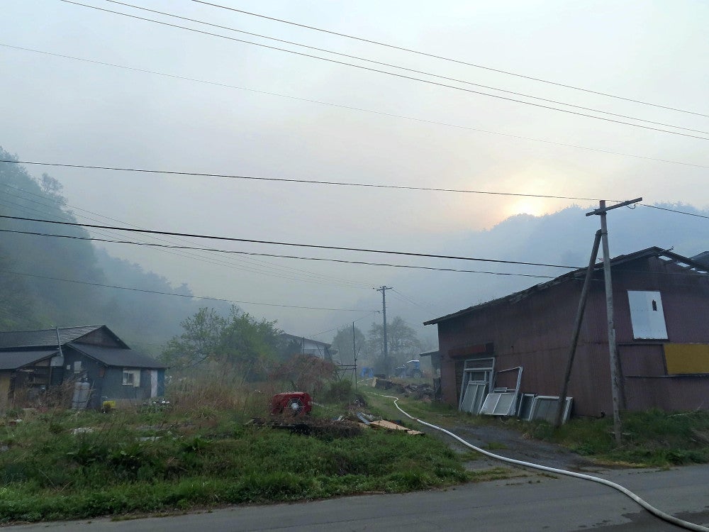 火災の煙や濃霧が立ちこめた現場周辺の集落（２９日午前６時１５分、山形県高畠町で）