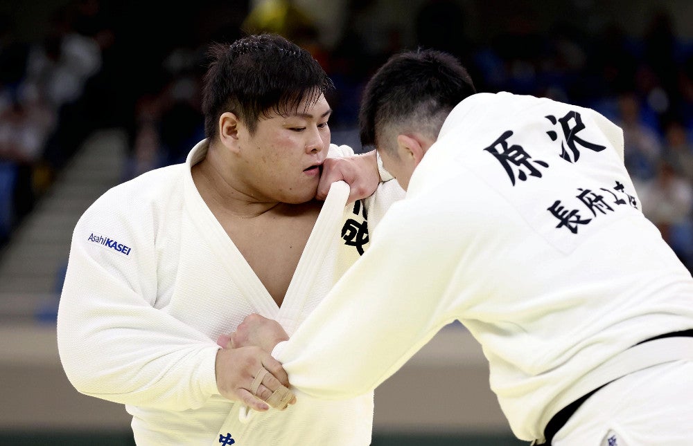 決勝で原沢久喜（右）と組み合う優勝した中野寛太（２９日）＝後藤嘉信撮影