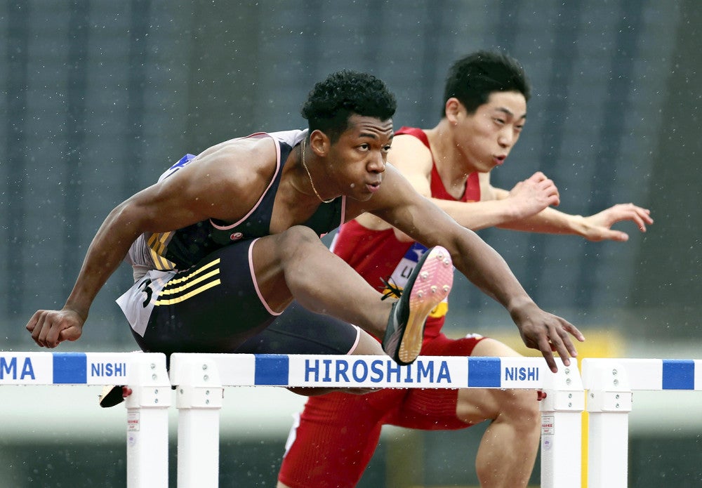 男子１１０メートル障害で優勝した村竹ラシッド（左）（２９日）＝三浦邦彦撮影