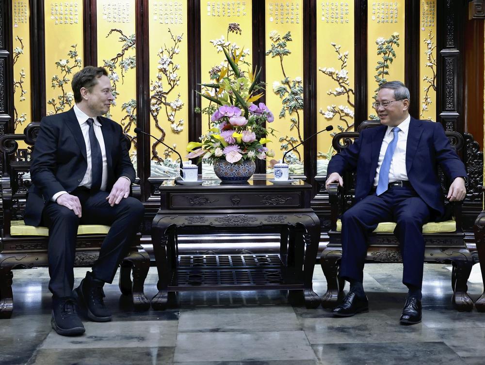 中国の李強首相（右）と会談するイーロン・マスク氏＝新華社ＡＰ