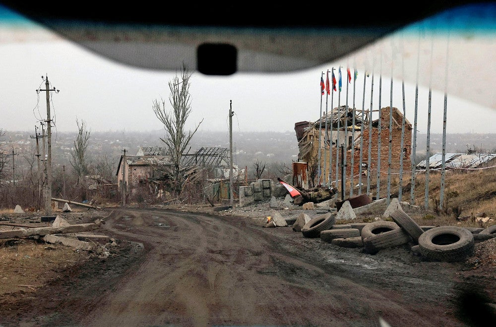 ロシアとウクライナの戦闘の過程で破壊された建物（３月１６日、ウクライナ東部ドネツク州のアウディーイウカで）＝ロイター