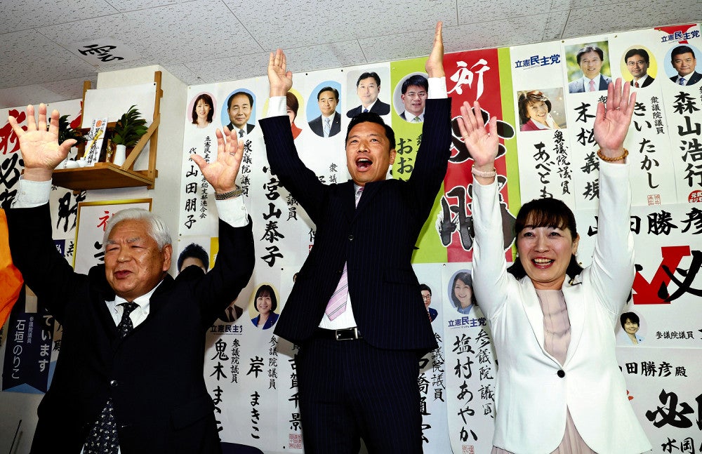 当選が確実となり、万歳する山田勝彦さん（中央）（２８日午後８時６分、長崎県大村市で）＝秋月正樹撮影