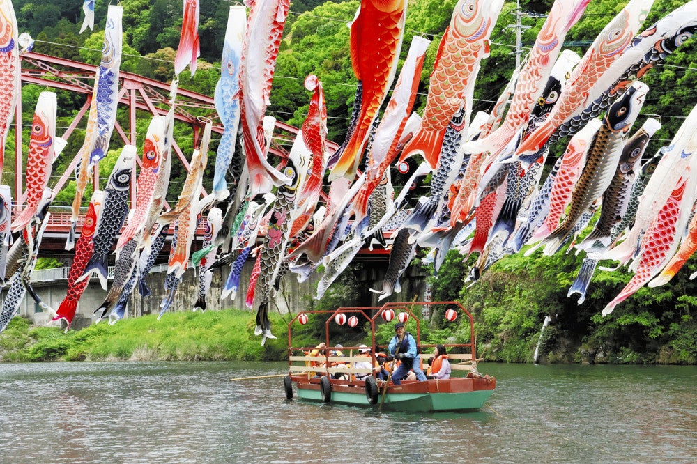 嘉瀬川の上を泳ぐこいのぼりと観光屋形船