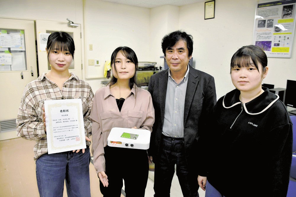 学会長賞を受賞した（左から）根岸さん、叶内さん、蓮田教授、高野さん（帝京大宇都宮キャンパスで）