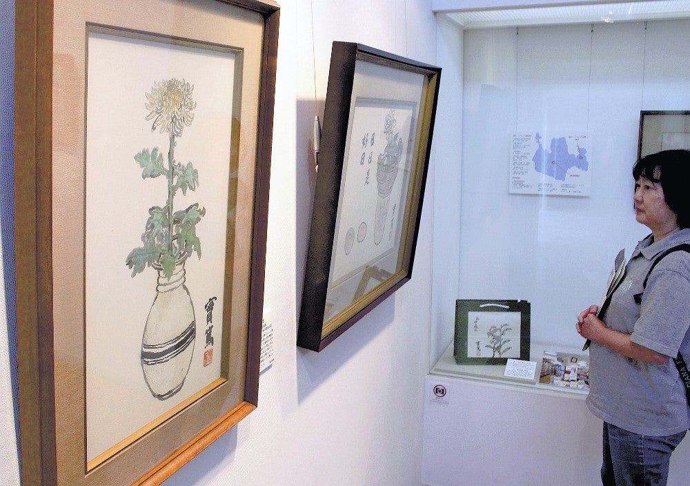 花や野菜などを描いた実篤の淡彩画が並ぶ会場（２９日、調布市で）