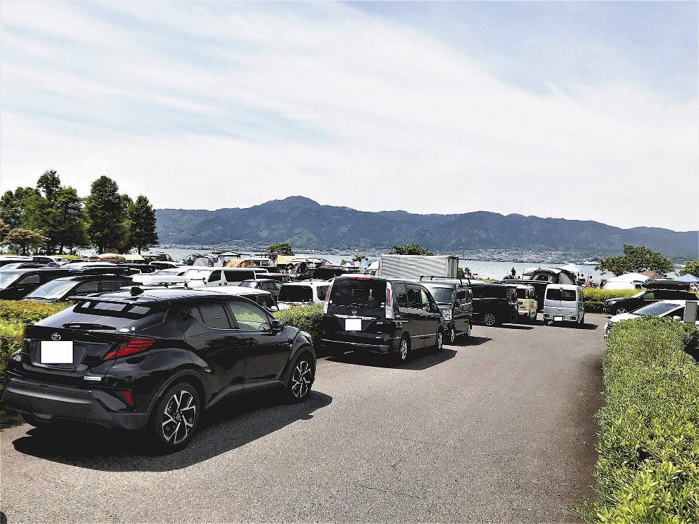 枠外駐車が目立った湖岸緑地の駐車場（昨年５月３日、滋賀県提供）