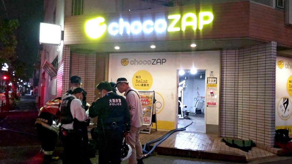 火災があったジムを調べる大阪府警の捜査員ら（３０日午前１時４５分頃）（大阪市西淀川区で）＝森安徹撮影