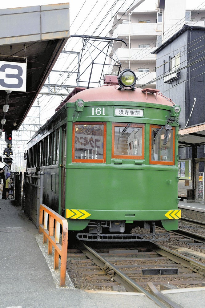 臨時運行している「モ１６１号」（大阪市住吉区で）