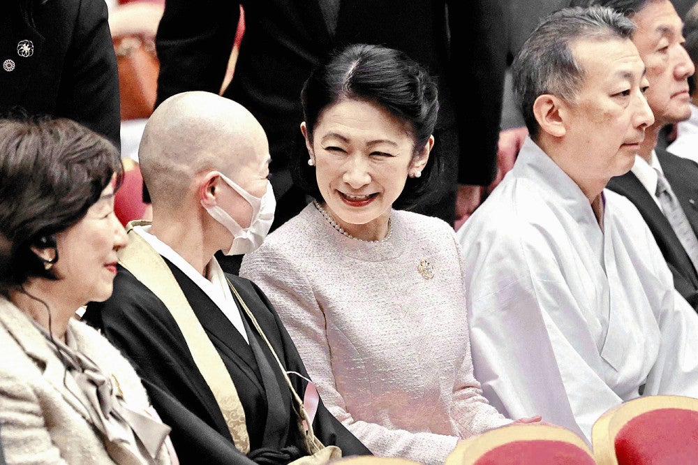 大聖寺の尼僧とともに国際シンポジウムに出席された秋篠宮妃紀子さま（６日午後、東京都渋谷区の明治神宮会館で）