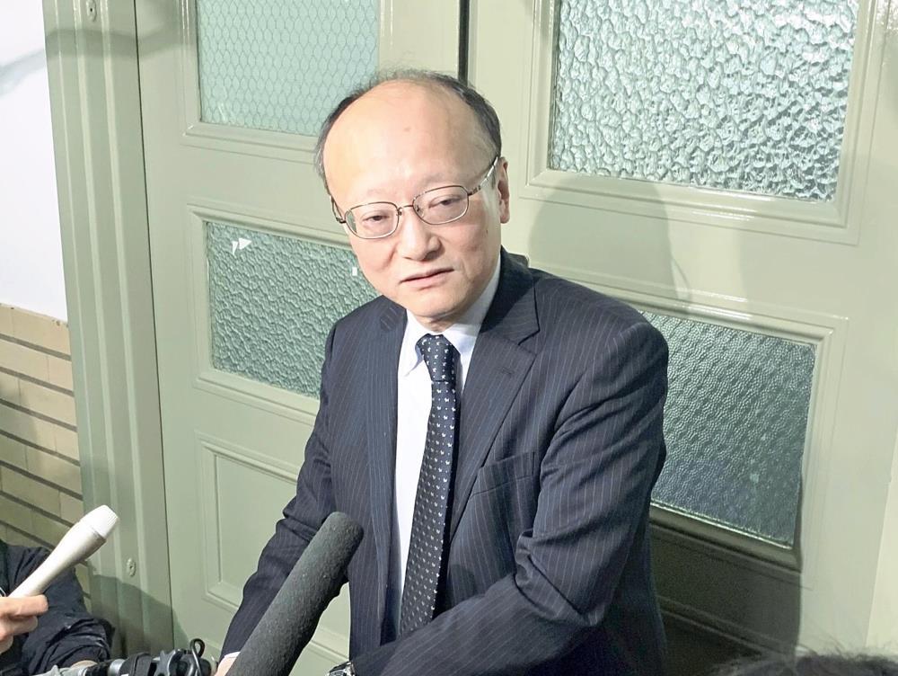 為替について記者団の取材に応じる財務省の神田真人財務官（３０日午前、財務省で）