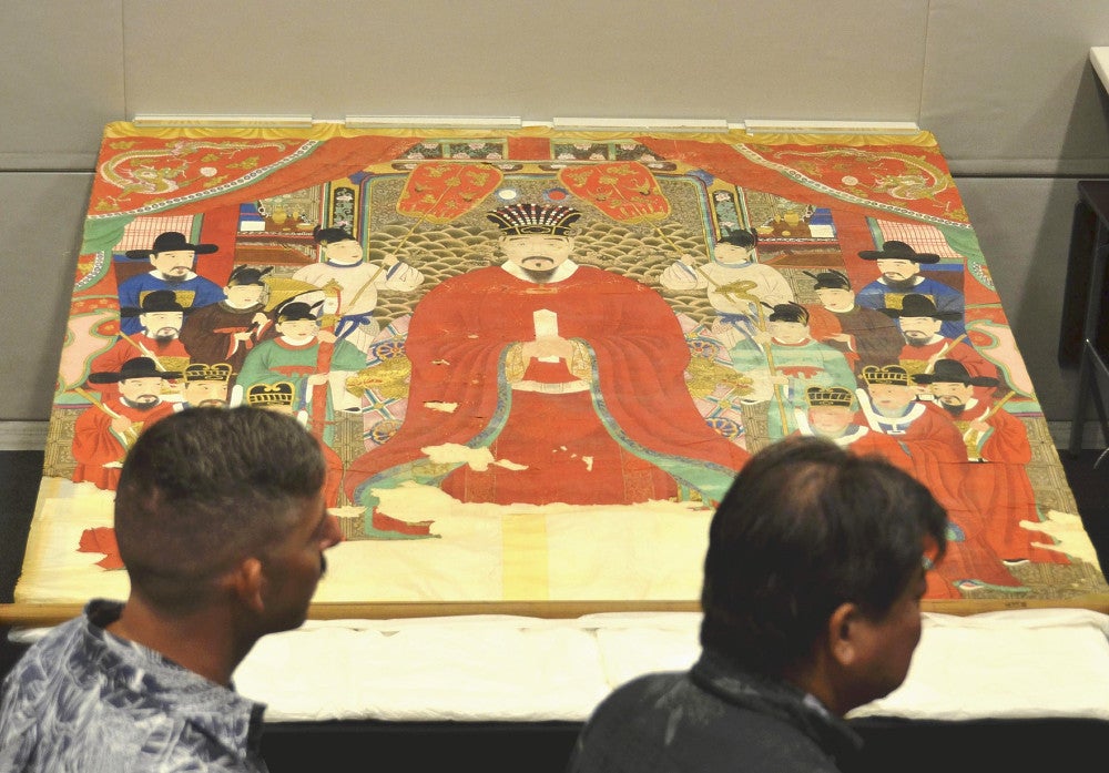 関係者や報道陣に公開された御後絵＝桜木剛志撮影