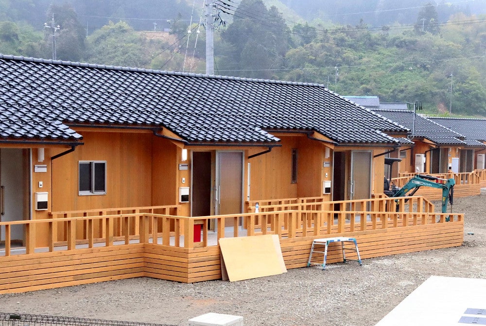 完成した木造長屋の応急仮設住宅（３０日、石川県輪島市で）＝武山克彦撮影