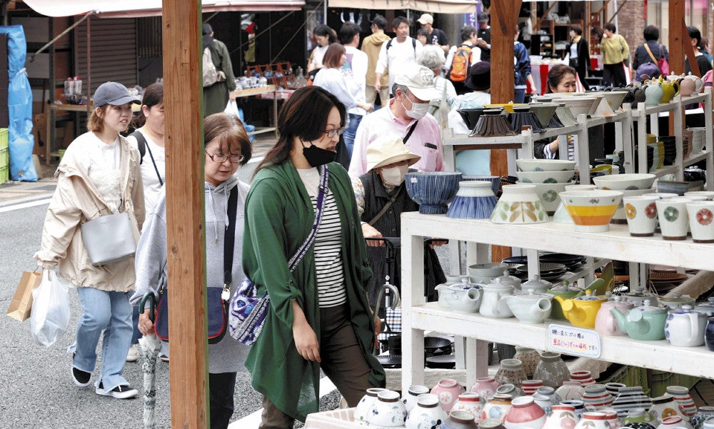 有田陶器市の会場で品定めをする人たち