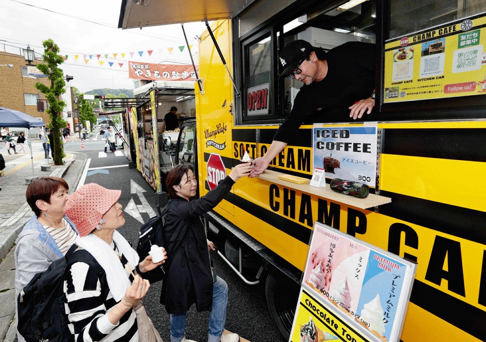 ＪＲ有田駅前に初めてお目見えしたキッチンカーマルシェ