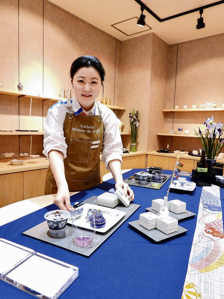 展示販売用の有田焼を紹介するイ・ヒョジンさん