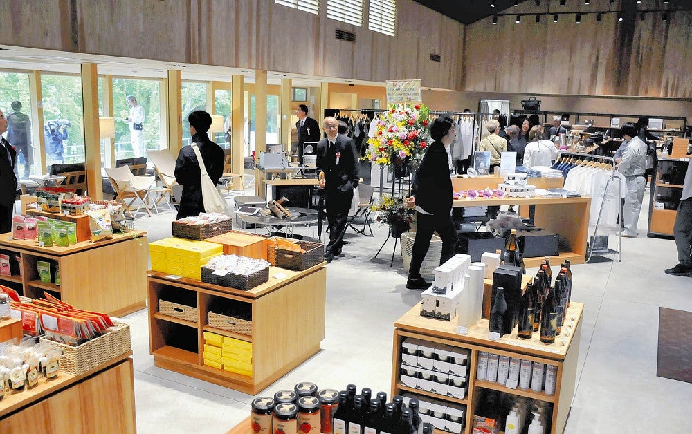 管理棟のショップでは、キャンプグッズや都城市の特産品を買い求めることができる