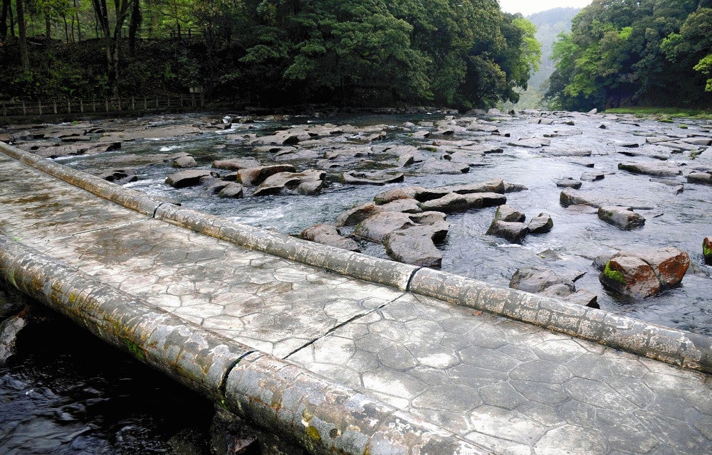 間近に見ることができる「関の尾の甌穴」