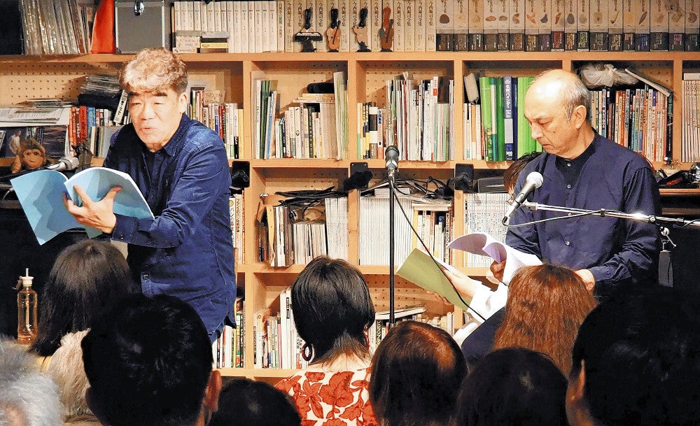 試演会で朗読劇を上演する室積さん（右）と村田さん