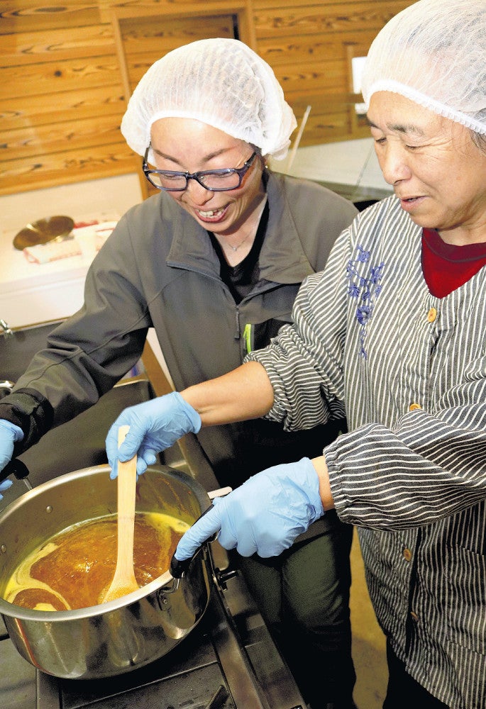 トマトを鍋で煮込み、ジャムを試作する松井さん（左）と鈴木さん（新居浜市で）