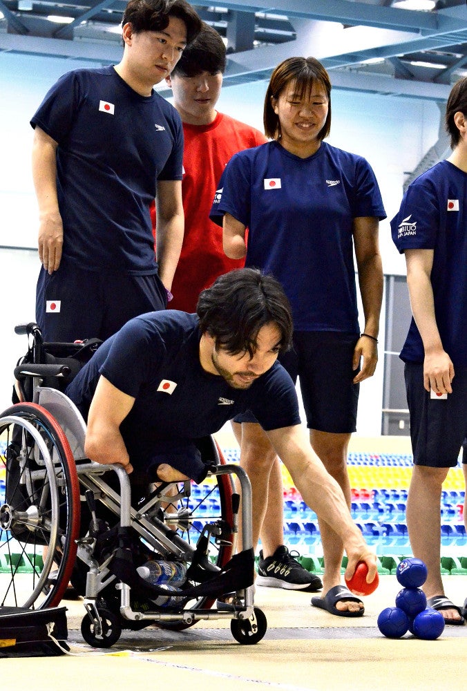 ボッチャで交流するパラ競泳日本代表の選手ら。手前は鈴木孝幸