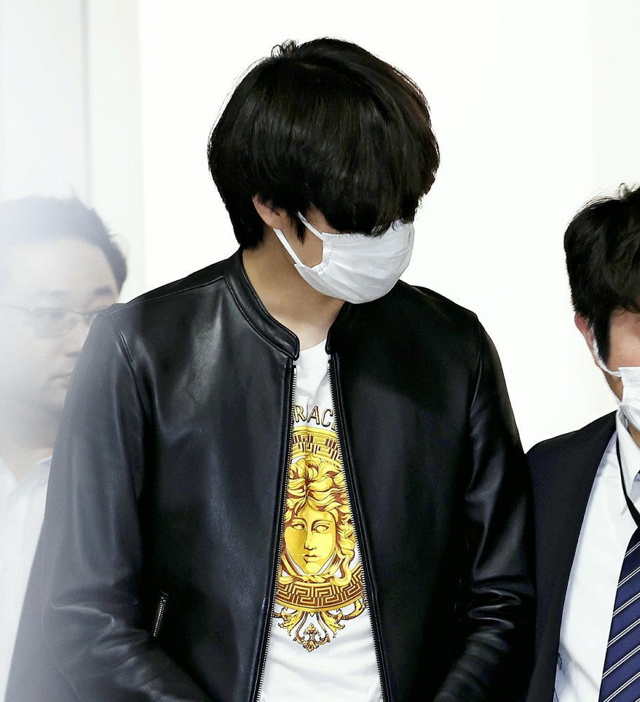 大崎署を出る姜光紀容疑者（１日午前３時２８分、東京都品川区で）＝桐山弘太撮影
