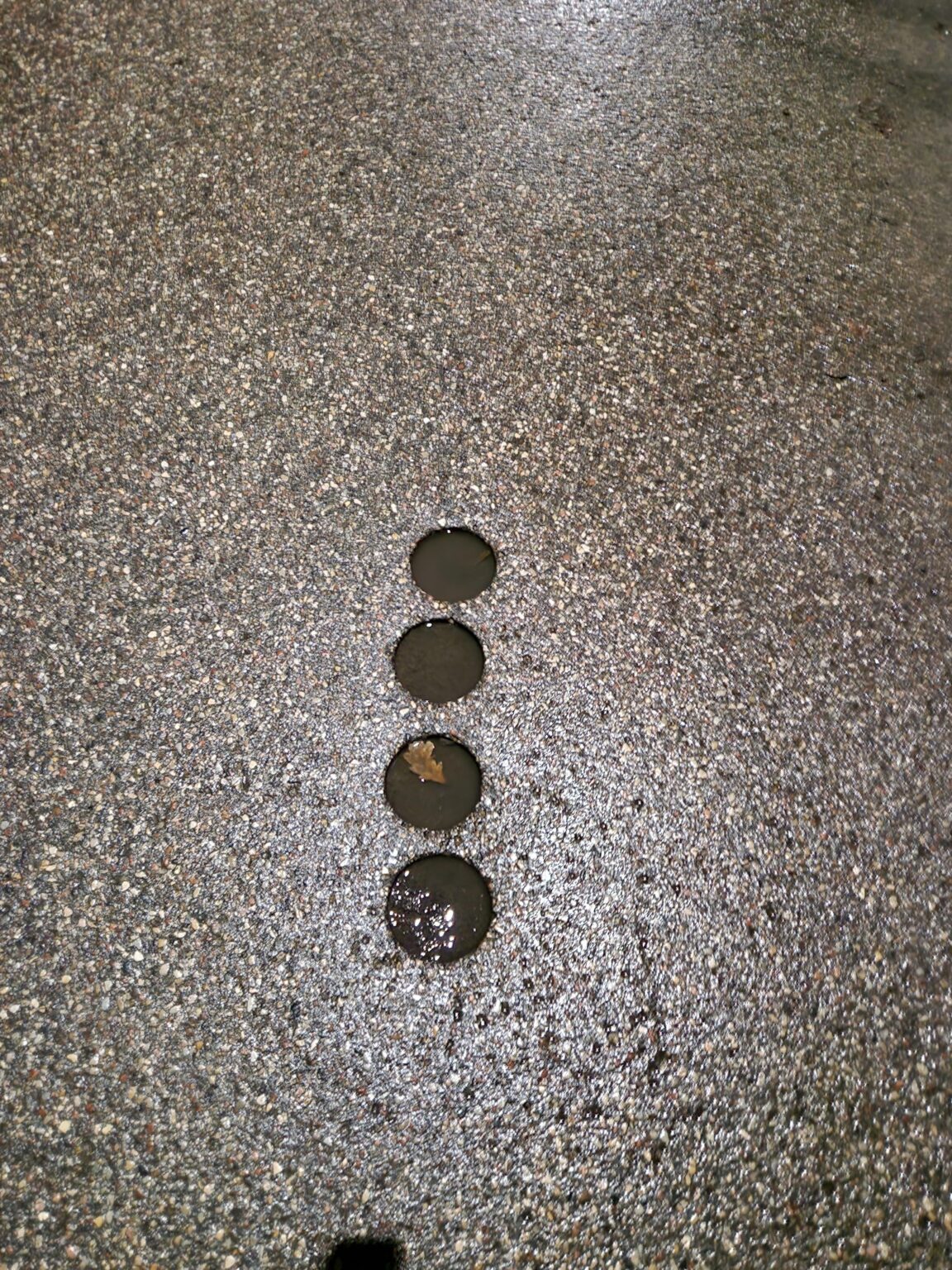 これらの穴は何ですか？