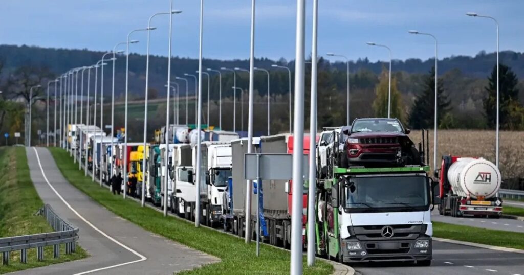 ウクライナのトラック交通、ポーランド国境の3つの検問所で復旧