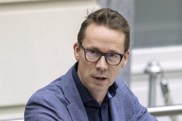 ブラウンズ氏、父親の団体に43万ユーロを寄付しようとしていたことが発覚し、補助金申請を取り下げる