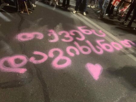 「私たちはあなたたちも救います」 - トビリシの抗議活動参加者は、今日政府の偽の親ロシア法集会への参加を強制されている公務員たちにこのメッセージを残した