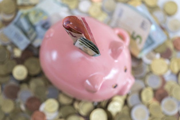 銀行に金利引き上げを義務付けたくないのは一方の当事者だけ