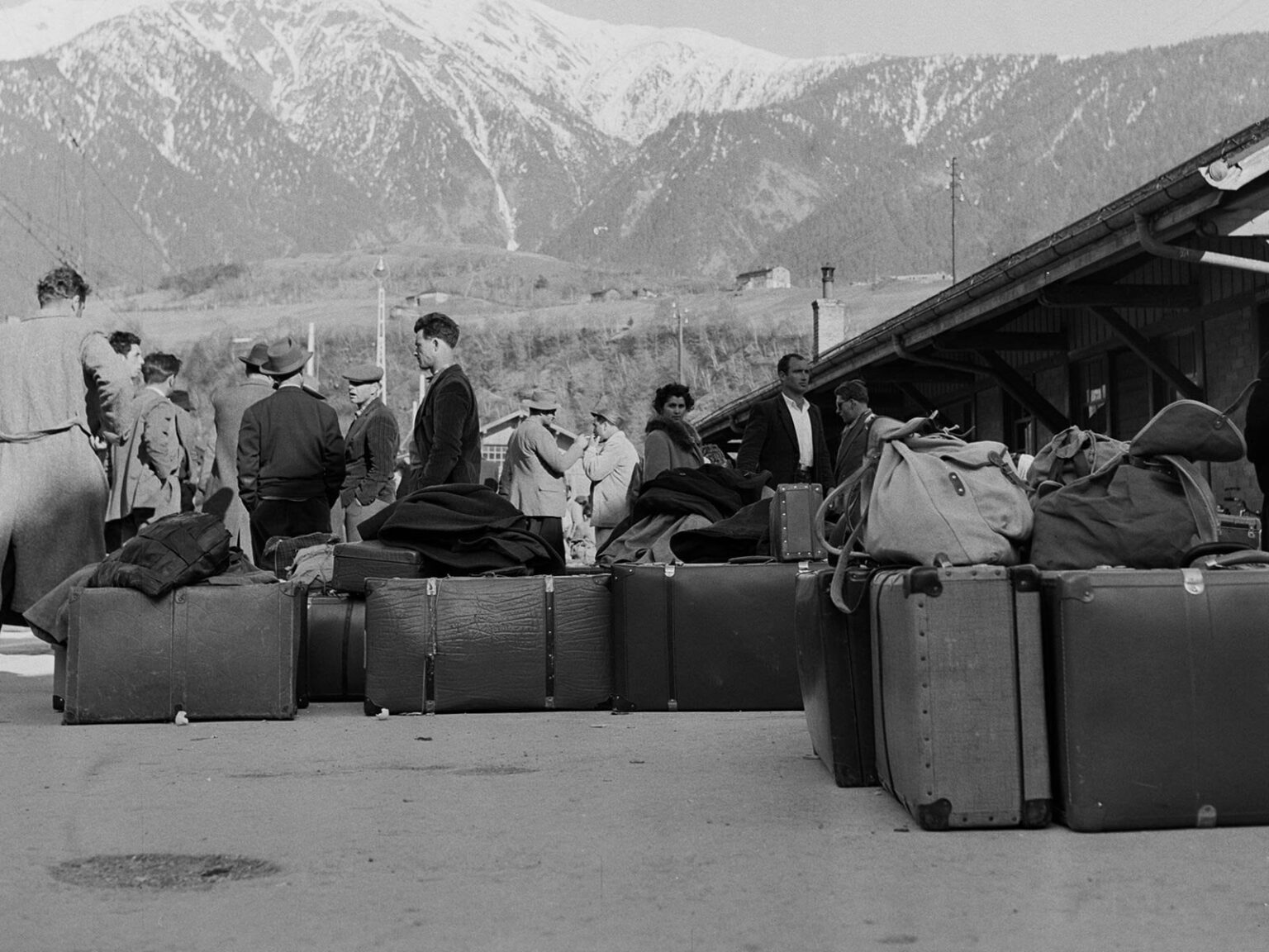 スイス：イタリア人ゲストワーカーの消極的な受け入れ – 1960年代、スイスはイタリア人ゲストワーカーに関してジレンマに直面していた。彼らの労働力は切実に必要とされているのに、社会における彼らの存在はそれほど重要ではない。