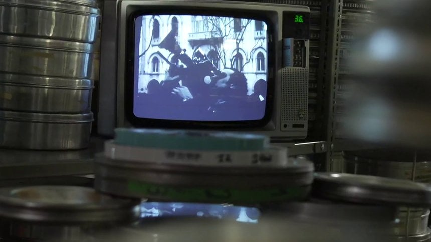 The Eyes of the Revolution - 4 月 25 日を世界に見せた無名の映画製作者に関するドキュメンタリー