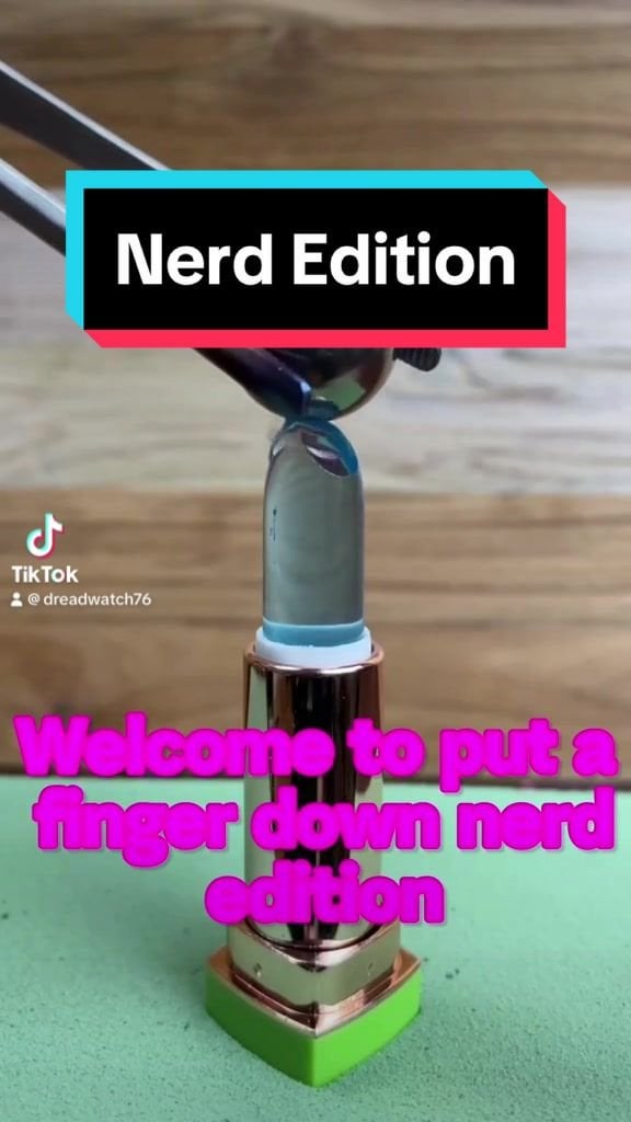 「Put a Finger Down: Nerd Edition」でオタクの領域に飛び込みましょう - 特徴をいくつ主張できますか?  🤓 #NerdLife #TikTokトレンド #バイラルチャレンジ
