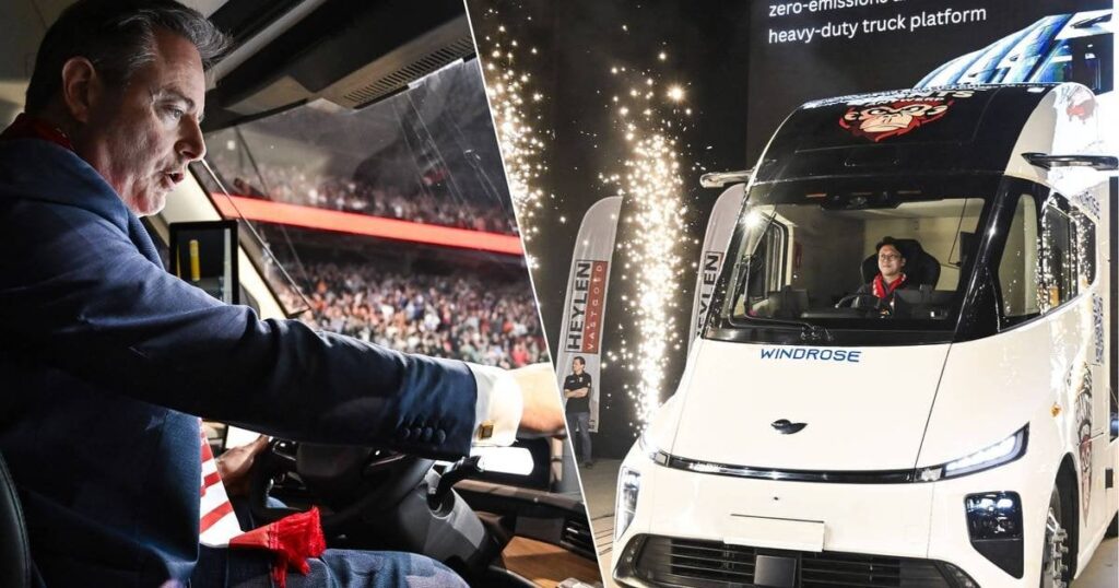 満員のスポーツパレスで中国製電動トラックのハンドルを握るバート・デ・ウェバーは何をしているのだろうか？