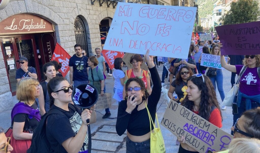 スペインとフランスの間の山間に位置するアンドラ微小国家アンドラは、国家元首がカトリック司教であるため、中絶に対して強硬な姿勢をとっている。 しかし、アンドラ人の中には変化の時が来たと言う人もいる。 スペインとフランスの間の山間に位置するアンドラ微小国家アンドラは、国家元首がカトリック司教であるため、中絶に対して強硬な姿勢をとっている。 しかし、アンドラ人の中には変化の時が来たと言う人もいる。