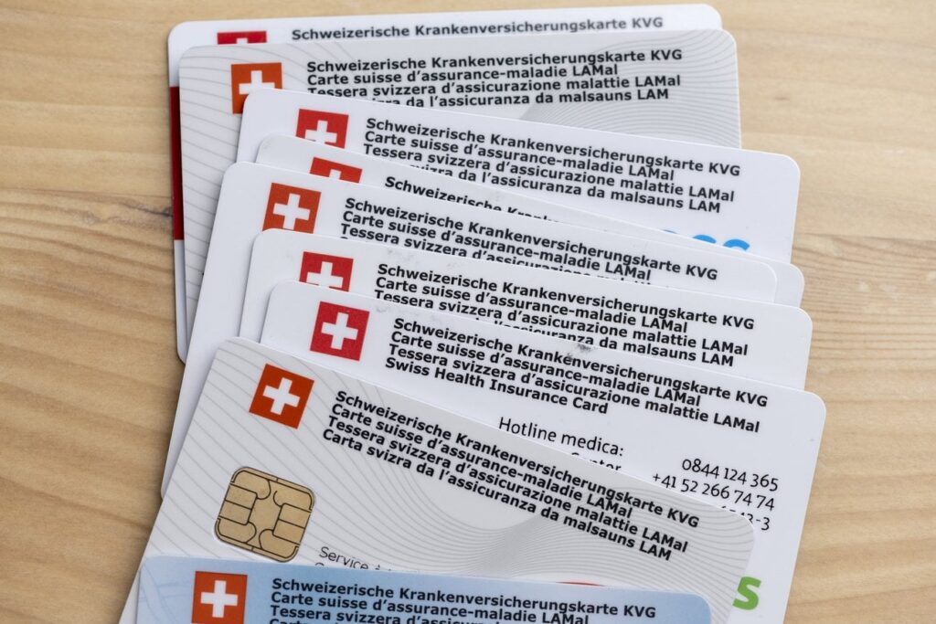 スイス政府、医療費負担を軽減する取り組みを拒否 | いいえ、いいえ、いいえ: 連邦議会は、6 月 9 日に投票箱に投じられる予定の 3 人のイニシアチブをすべて拒否することを推奨しています。その代わりに、2 つの法案を可決することで健康保険料の負担増大に取り組みたいと考えています。