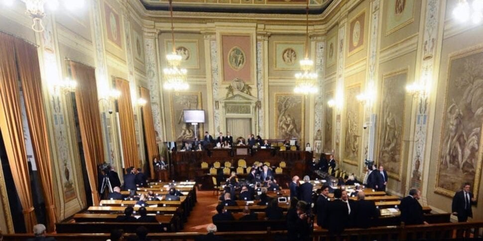 シチリア地方議会、投票中に欠席した議員には罰金が適用される: セッションごとに 180 ユーロ