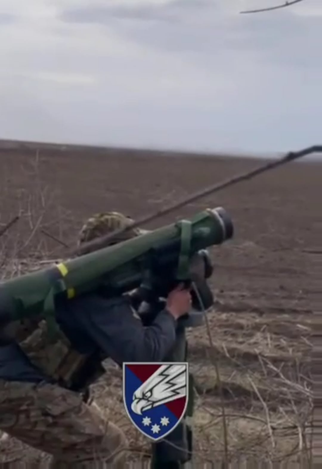 ウクライナ軍兵士チームは遠くでロシア戦車が近づいてくるのを発見し、撃破に取り掛かった。 やり投げミサイルは、無人地帯の標的に着弾するまでに長距離を移動します。