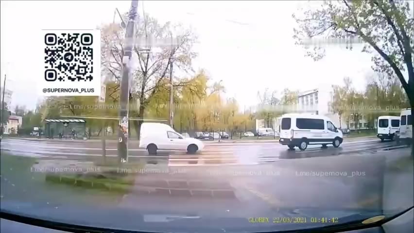 チェルニウからのビデオでは、市内中心部に着弾した3発のミサイルのうち2発と、ウクライナ人17人が死亡、さらに数十人が負傷した爆発の規模を示している
