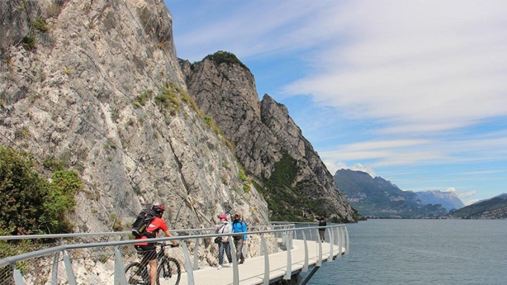 ガルダ湖の巨大自転車道が中断: 承認されたプロジェクトでは、2016 年に 6,400 万の費用が見積もられていましたが、現在は完成までに控えめに見積もっても 12 億 2,200 万と見積もられています。 予想の19倍 ガルダ湖の巨大自転車道が中断: 承認されたプロジェクトでは、2016 年に 6,400 万の費用が見積もられていましたが、現在は完成までに控えめに見積もっても 12 億 2,200 万と見積もられています。 予想の19倍