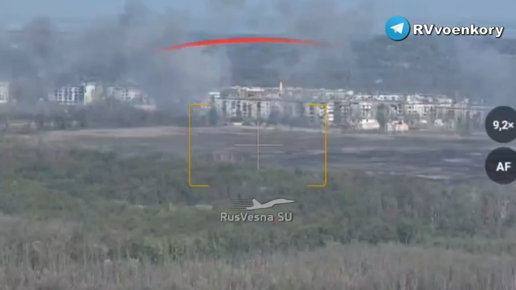 チャシフ・ヤル上空を飛行するロシアのSU-25航空機