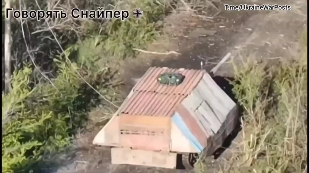 小屋に偽装したロシア戦車がウクライナの砲火を避けながらクラスノホリフカの無人地帯を進む