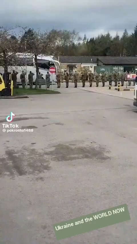 オランダの軍事教官と国民が訓練後のウクライナ兵士を見送る 💙💛