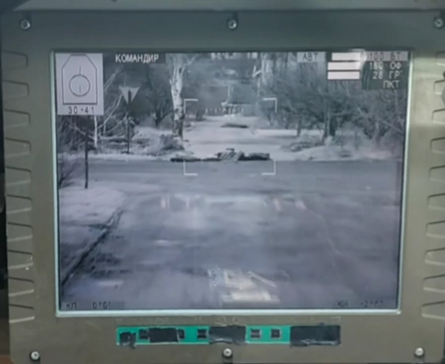 2022年4月24日、マリウポリでBTR-4Eがロシア人の集団を至近距離で撃破するアーカイブ映像