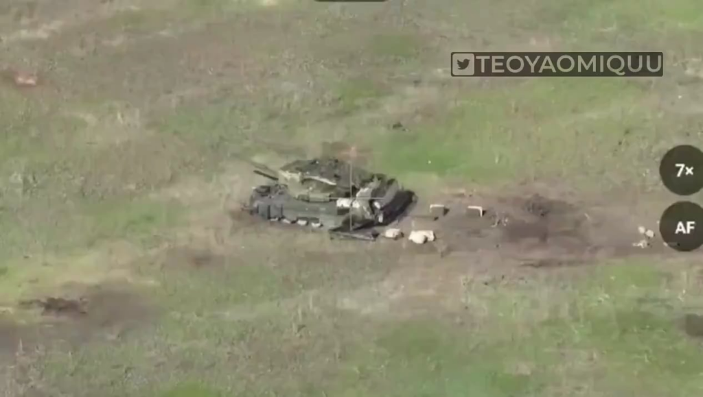 クラスノホリフカ付近でロシアのT-72B3M戦車が無人機に衝突され、砲塔がとんでもない衝撃を受けた