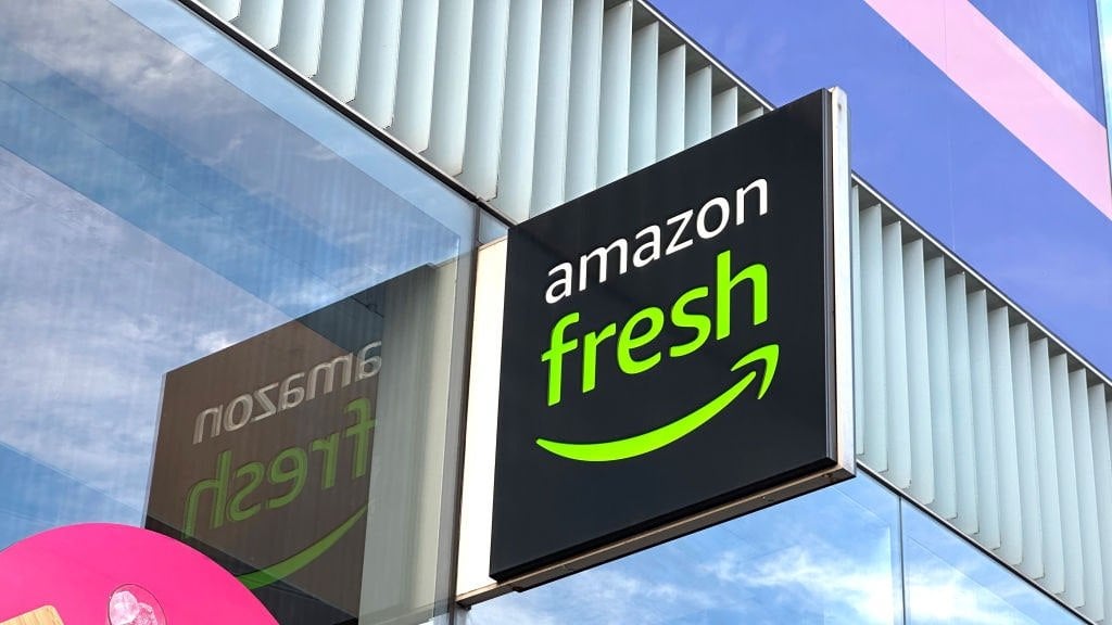 米国では、アマゾンが実店舗からレジを使わずに支払いができる技術を廃止する。