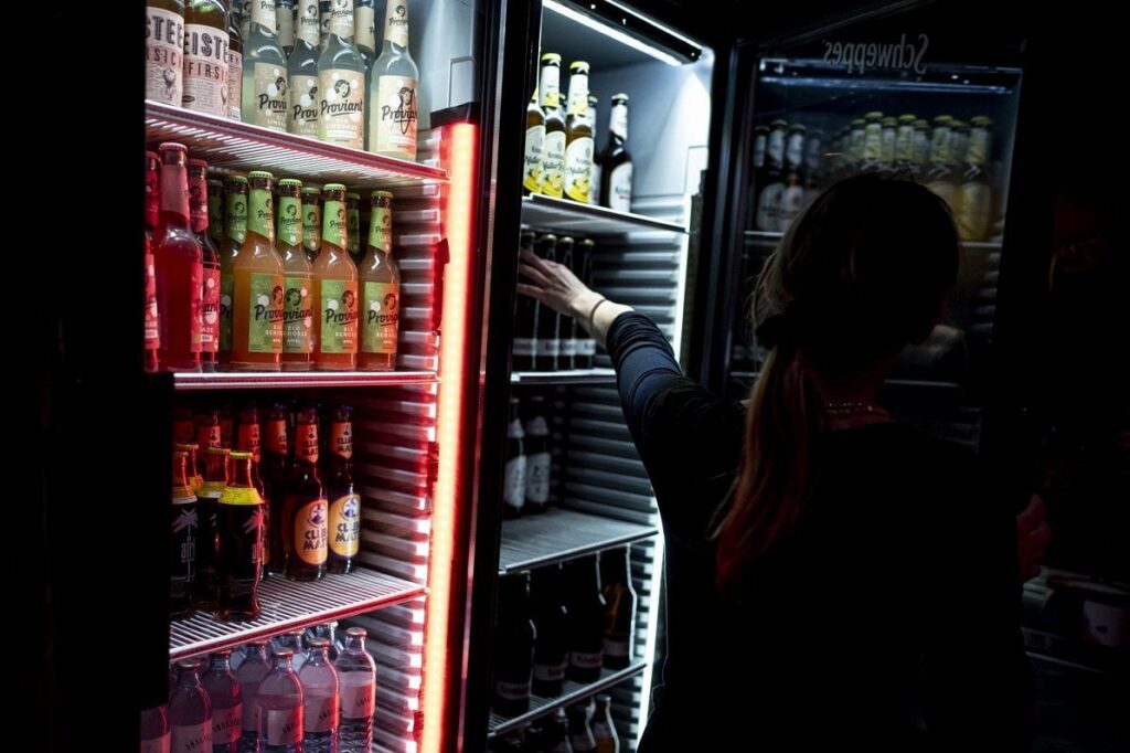 サエイマ委員会は、日曜日の午後8時以降、午後6時以降のアルコールの販売を禁止することに同意する。